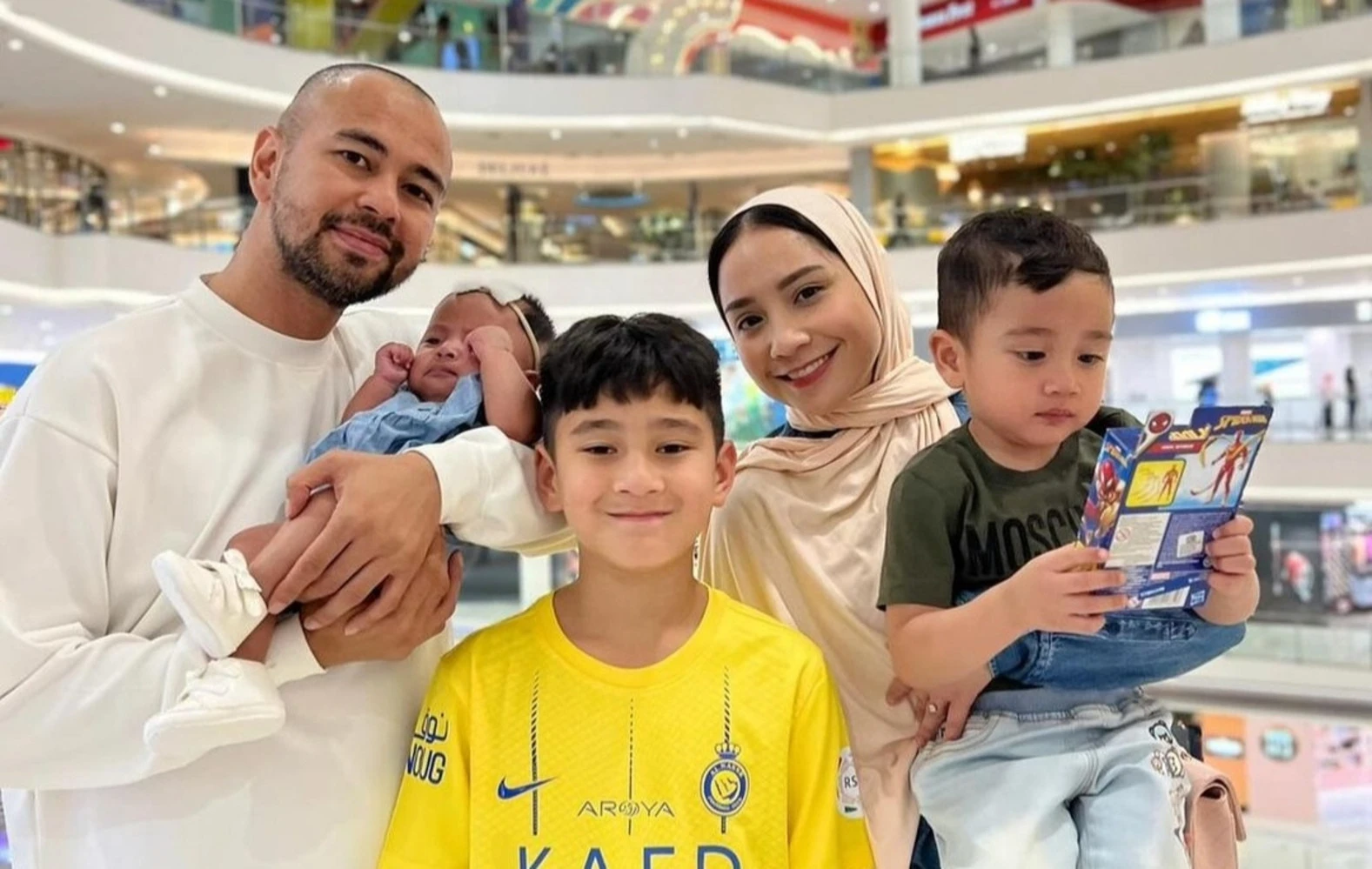 Raffi Ahmad dan Nagita Slavina Akhirnya Perlihatkan Wajah Bayi Lily