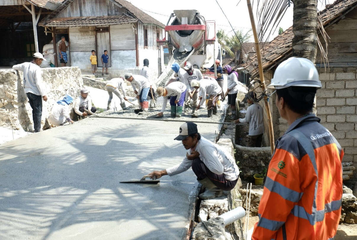 Tingkatkan Kesejahteraan Masyarakat, SIG Bangun Jalan 6 Desa di Rembang dan Blora