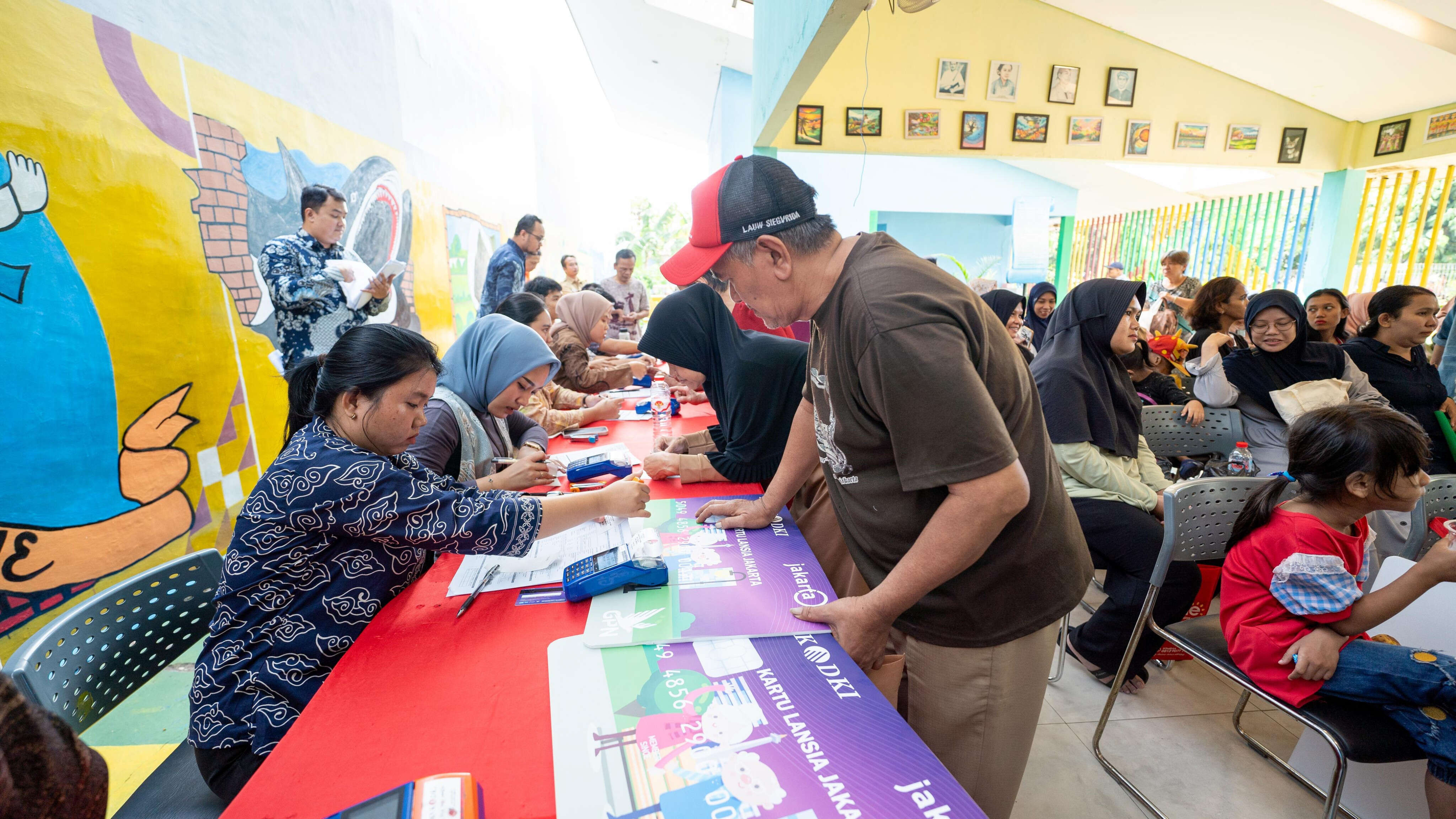 Bank DKI Mendistribusikan Kartu Bantuan Sosial, Catat Lokasi dan Tanggalnya.