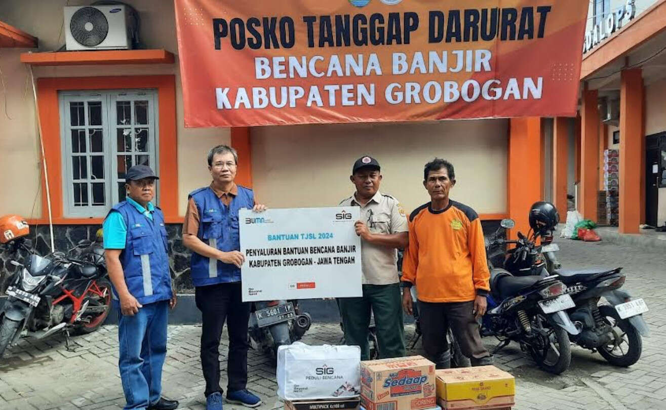 SIG Salurkan Paket Sembako untuk Para Korban Banjir Bandang di Grobogan dan Demak