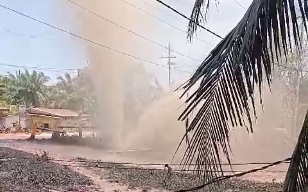 Pipa Minyak PHR di Rohil Bocor, Semburannya Mengenai Rumah Warga, Viral