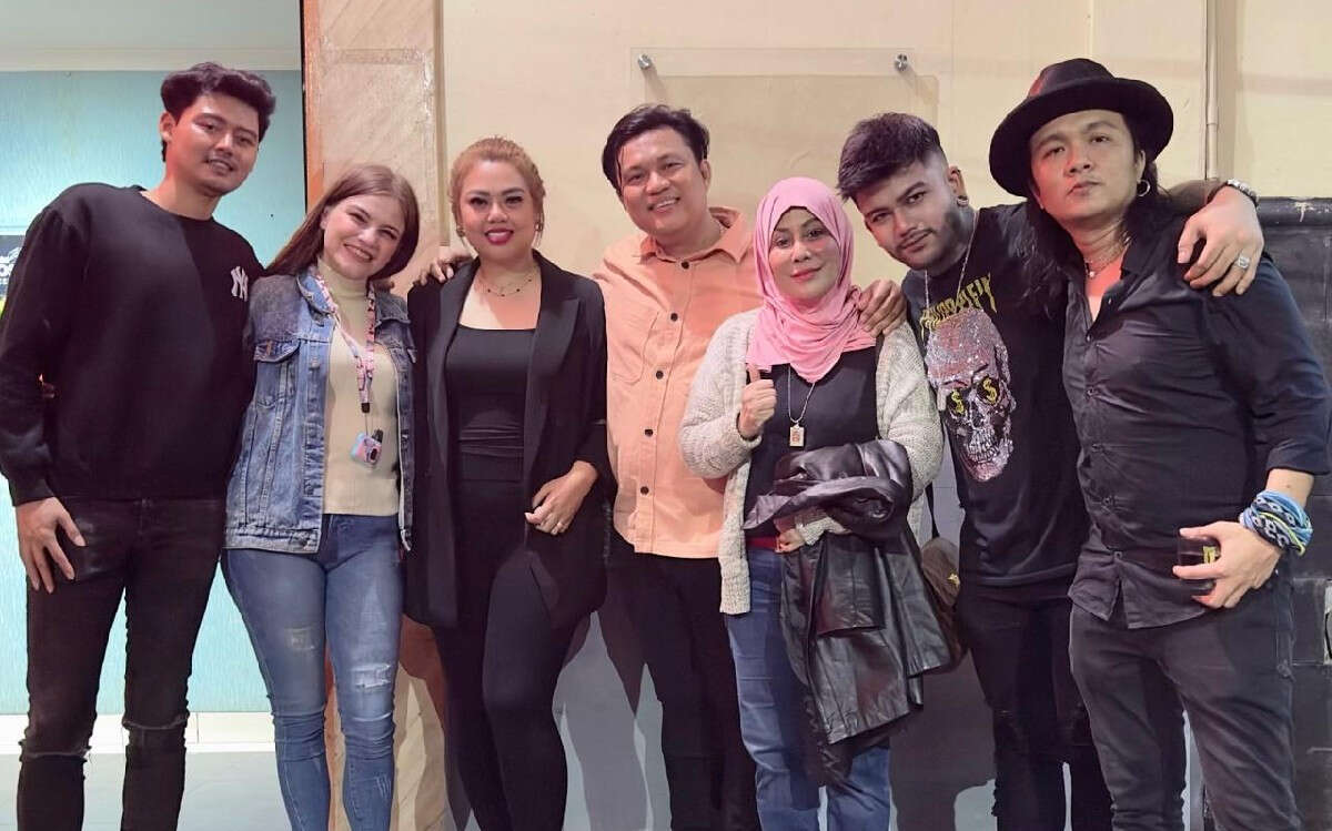 Bareng Vebry Wirantha, Mak Vera Produseri Lagu 'Gus Siap Tandang'