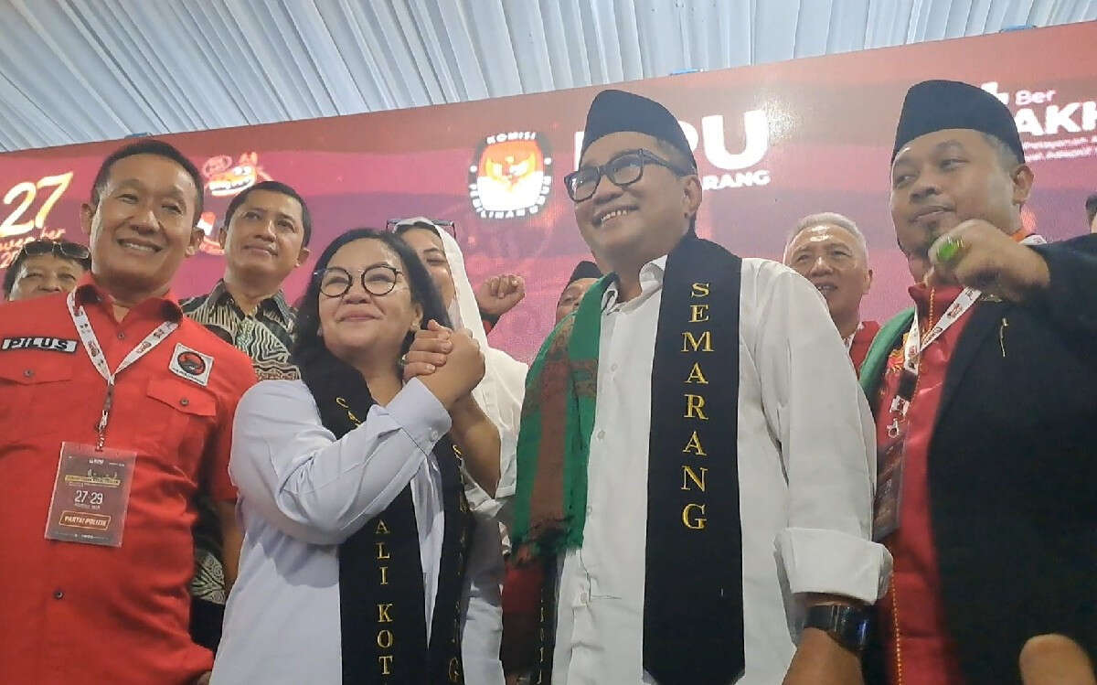 Ribuan Kader PDIP Mengantar Agustina-Iswar Mendaftar ke KPU Kota Semarang