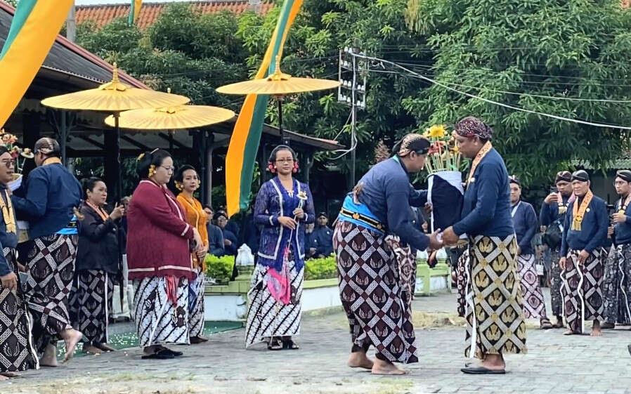 Keraton Yogyakarta Gelar Garebeg Besar, Warga Berebut Ubarampe Gunungan