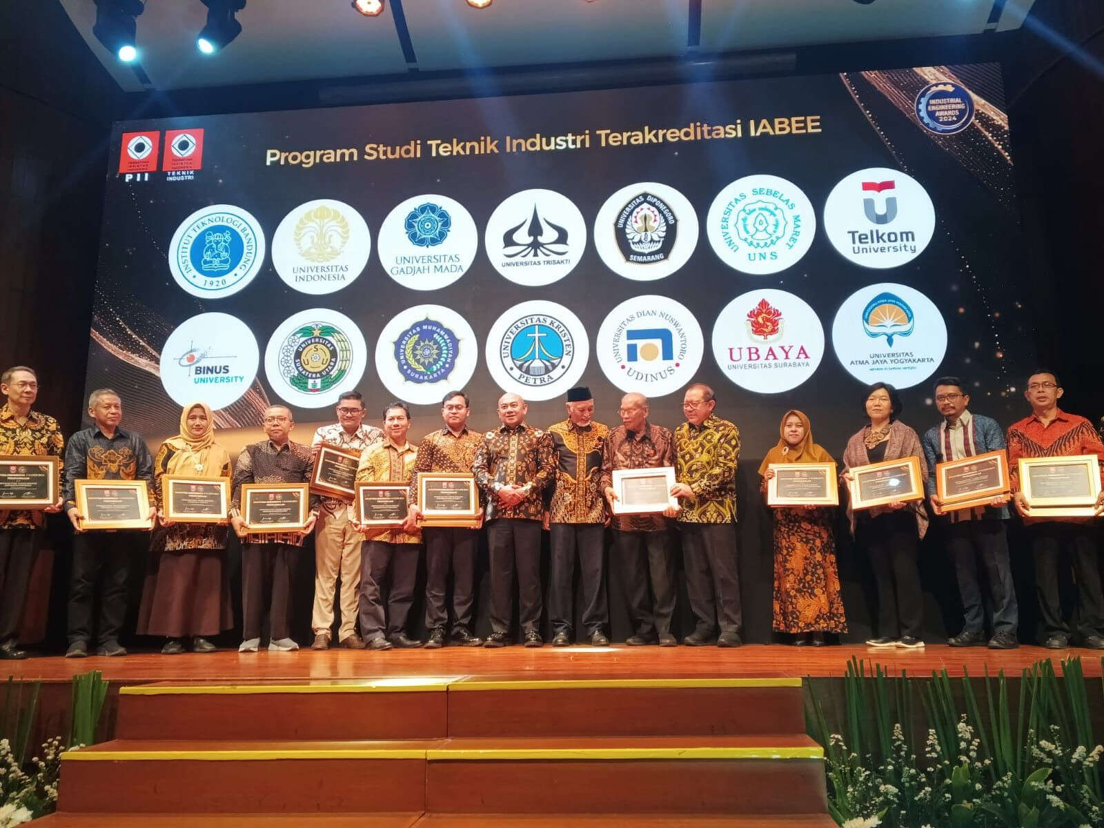 Menteri Airlangga Hartarto Terima Penghargaan Minister Lifetime Achievement Awards