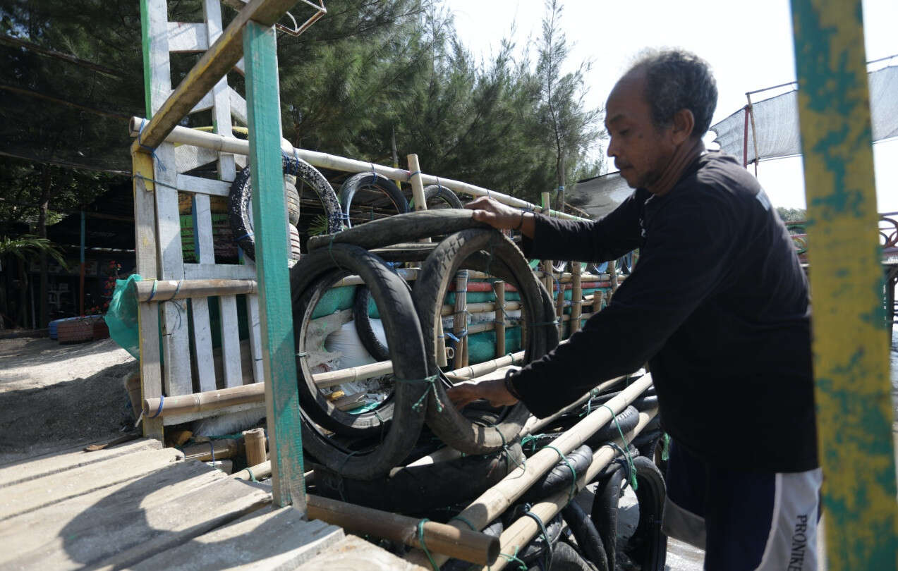 Tanggulangi Abrasi di Karawang, PHE ONWJ Gunakan Ban Bekas