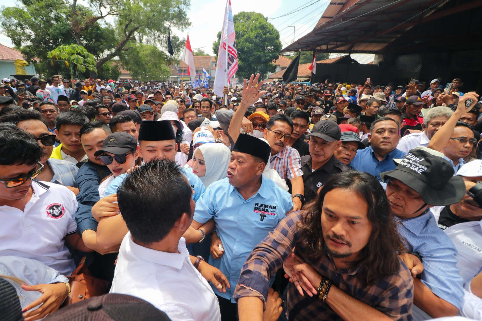 Pilbup Majalengka: Ribuan Masyarakat Tumpah Ruah Mengantar Eman-Dena Daftar ke KPU