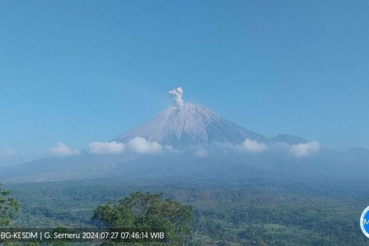 Gunung Semeru Erupsi Lagi dengan Letusan Setinggi 800 Meter