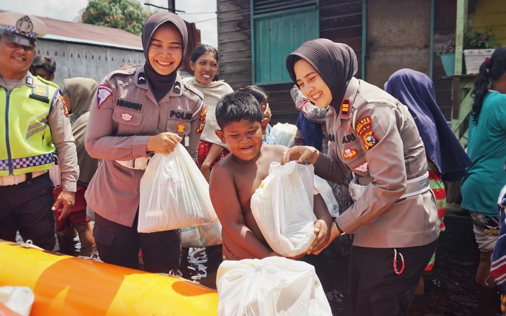 Lihat, Aksi Iptu Rara Menerobos Banjir Bawa Bantuan Jadi Pelipur Lara Bagi Warga Rohil