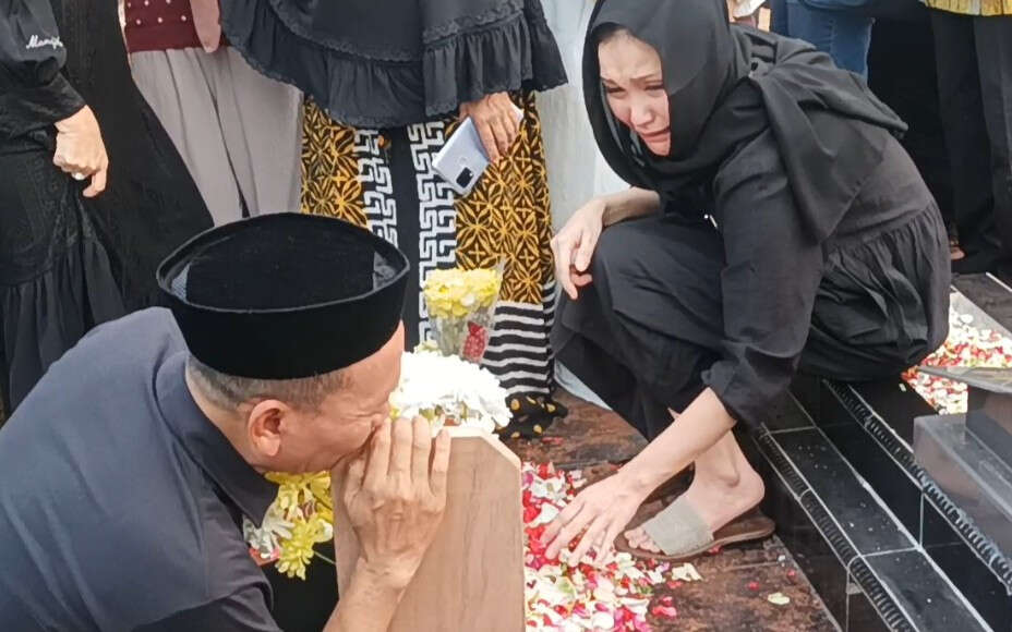 Termenung di Samping Pusara Keponakan, Ayu Ting Ting Sampaikan Ini