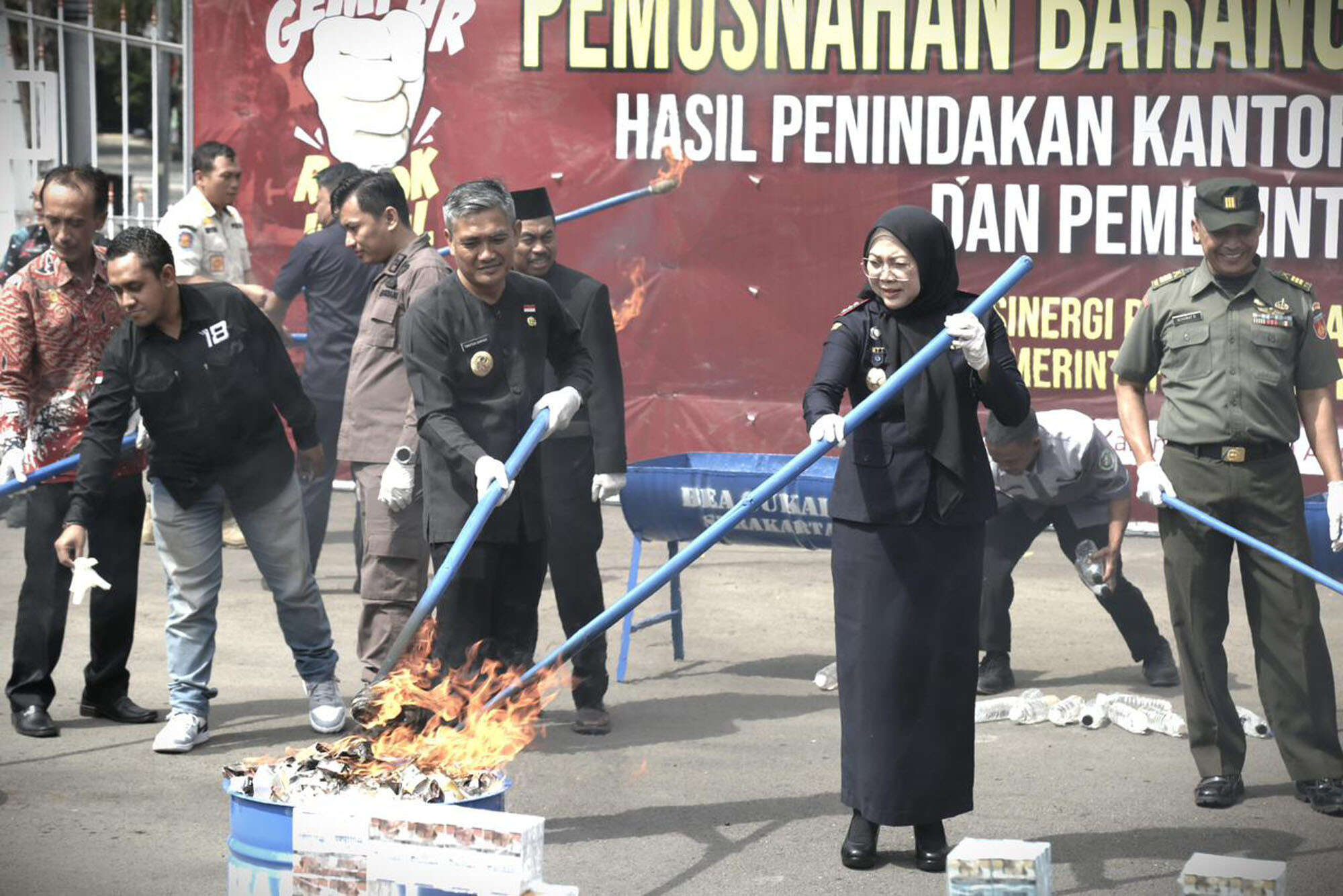 Bea Cukai Surakarta & Pemkab Karanganyar Musnahkan Jutaan Rokok Ilegal dengan Cara Dibakar