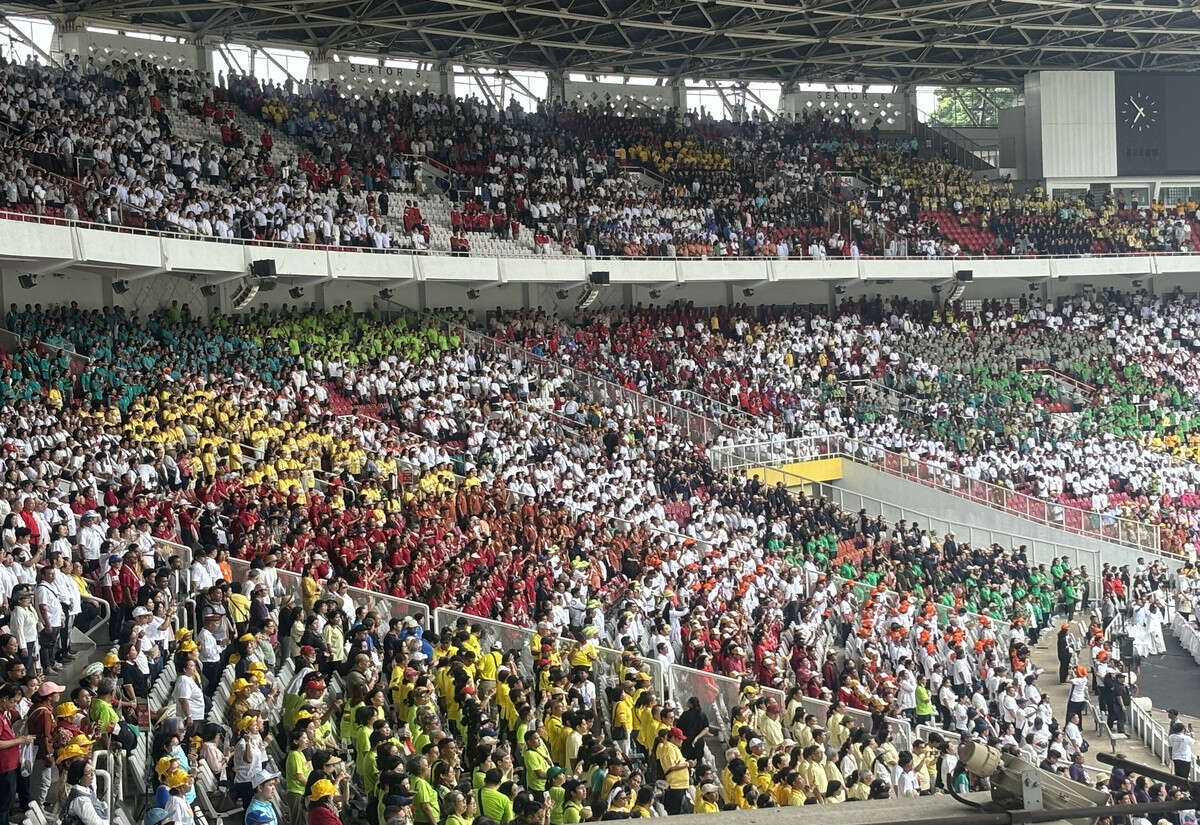 Sorak-Sorai Puluhan Ribu Umat Katolik Menunggu Paus Fransiskus di GBK  