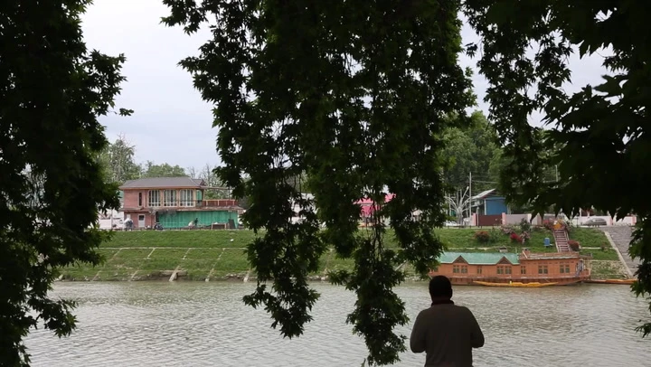 Frightened Kashmir residents live on cusp of India-Pakistan war