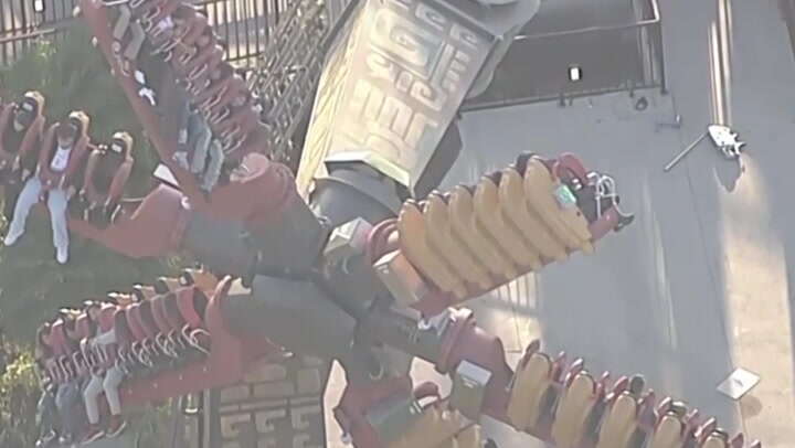 Riders suspended mid-air as California amusement park ride stops