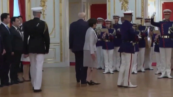 Trump wanders off during walk with Japanese Prime Minister