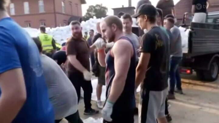 Volunteers in human chain to distribute sandbags during Poland floods