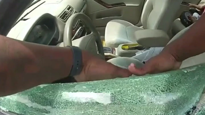 Police rescue two toddlers trapped in 117-degree car for 40 minutes