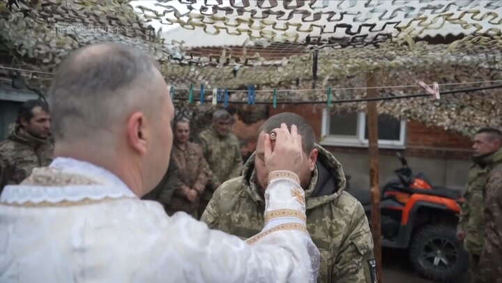 Ukrainian soldiers mark Christmas on frontline of war