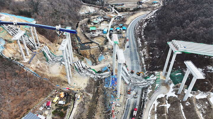 Video captures moment South Korea Bridge collapses killing four