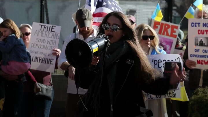 Ukraine protesters rally outside White House after Trump-Zelensky row