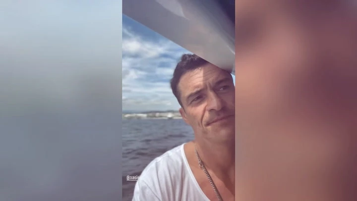 Orlando Bloom belts out Oasis hits at Heaton Park show