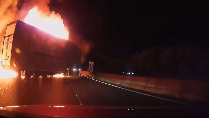 M25 dashcam footage shows horror moment moving lorry sets alight