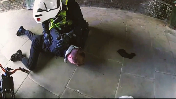 Police helicopter chases mobile phone thief through London