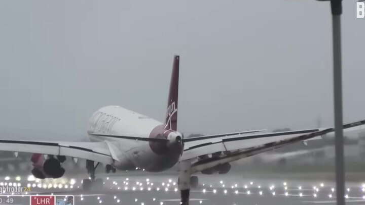 Planes landing at Heathrow face wrath of Storm Ashley’s 80mph winds