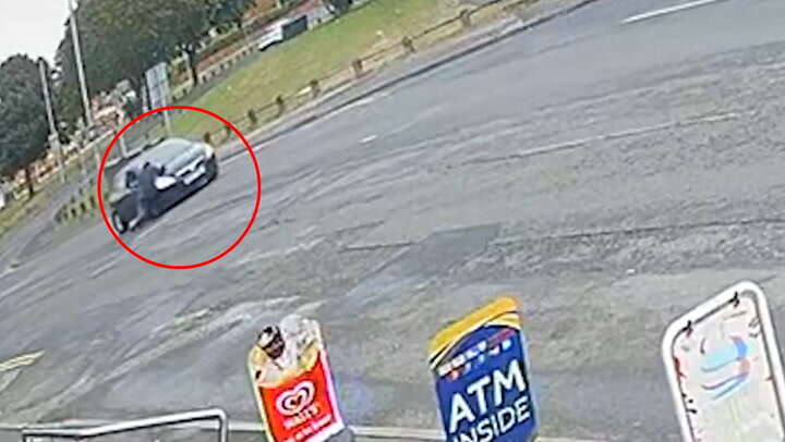 Hero clings onto car for almost half a mile to try and stop thief