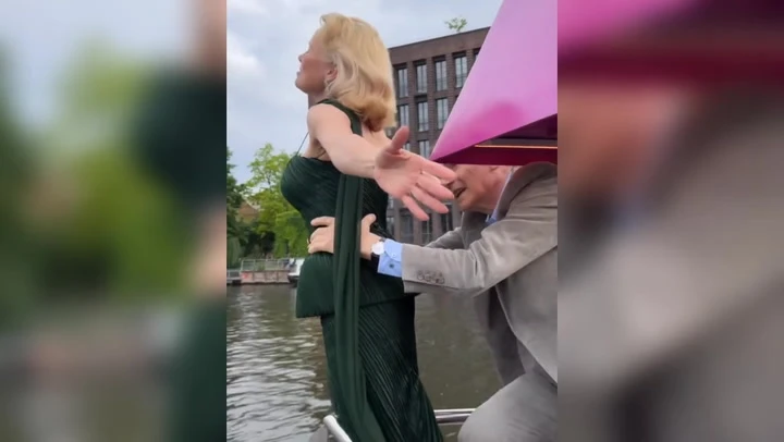 Pamela Anderson and Liam Neeson recreate iconic Titanic pose