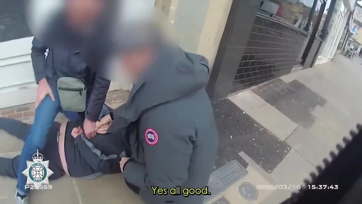 Sales assistant helps police officers tackle phone shop raiders