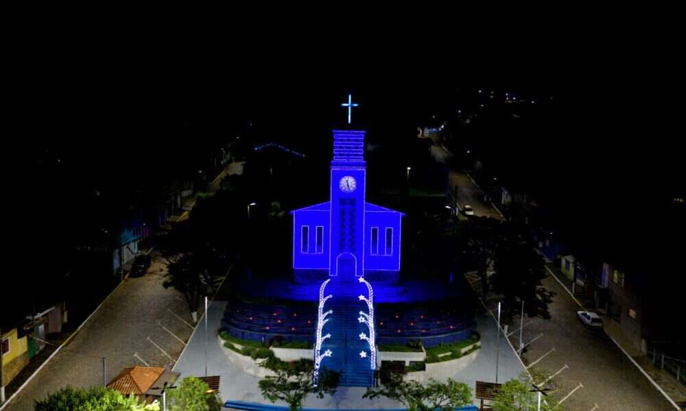 Em GonÃ§alves, sul de Minas, Natal Por VÃ¡rias MÃ£os ilumina a cidade com trabalhos manuais, valorizando o espÃ­rito colaborativo