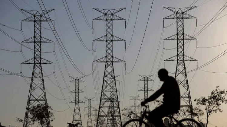Veja 3 ações de energia e bancos que se destacam neste mês