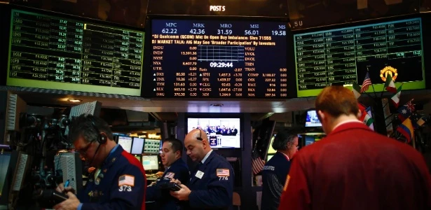 Dólar sobe e Bolsa tem 1ª queda mensal desde março; veja investimentos