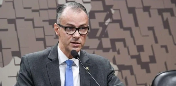 Decisão será de quem assina o cheque, diz diretor da Anvisa sobre vacinas