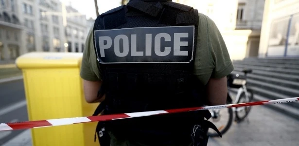 Mulher descobre uma mala com meio milhão de euros em porão de Paris