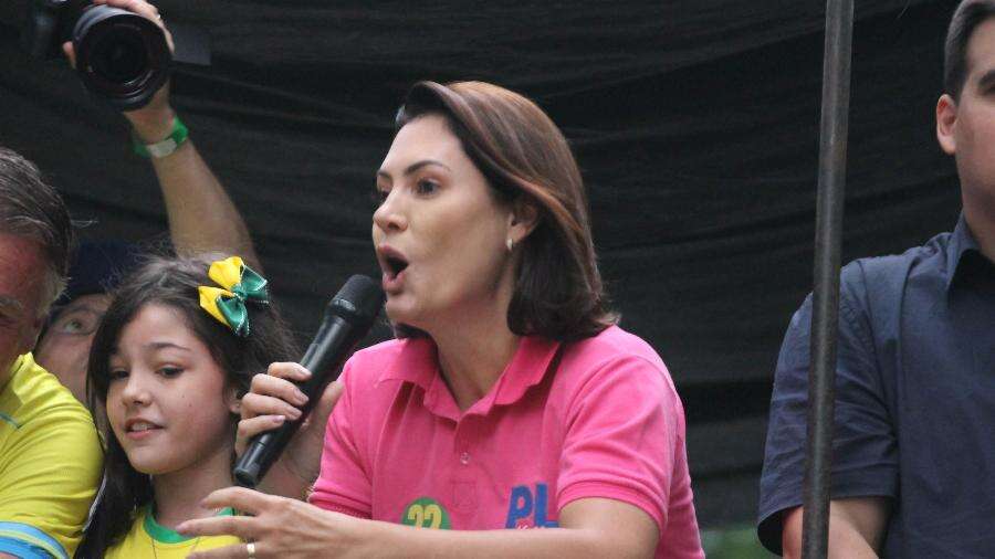 Michelle fala em perdão a Carlos Bolsonaro mas dispara: 'Não consigo conviver'