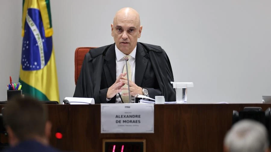 Moraes tira tornozeleira eletrônica de ré do 8/1 com gestação de risco