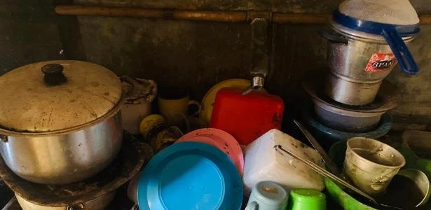 Idosa é resgatada com sinais de maus-tratos em casa suja e filho é preso