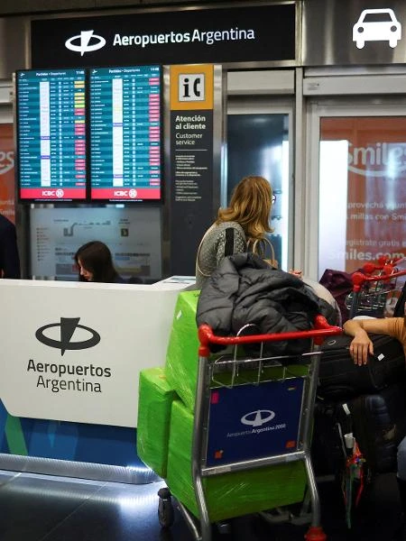 Às vésperas de 3ª greve geral contra Milei, mais de 300 voos são cancelados Coluna de Amanda Cotrim