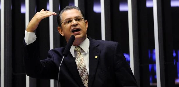 Deputado evangélico reclama de ministro da Educação se descolar de bancada
