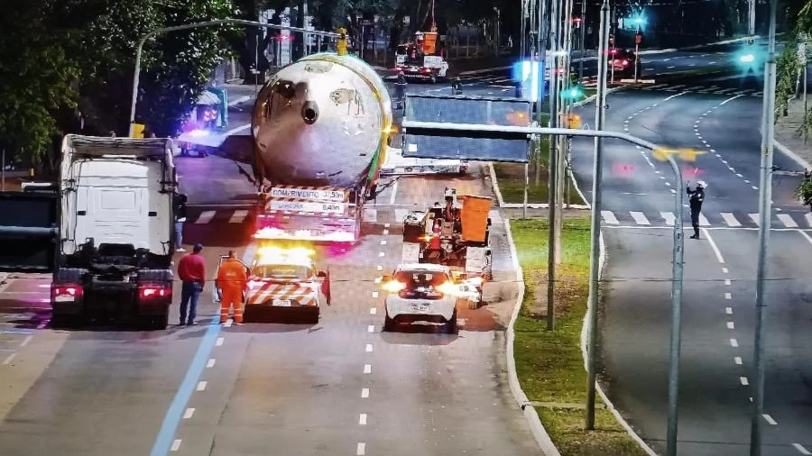 Avião aposentado da Varig para trânsito de Porto Alegre por 3h; veja vídeo