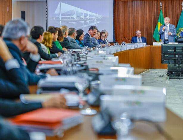 Lula participa de reunião ministerial, em meio a pressão por reforma; assista