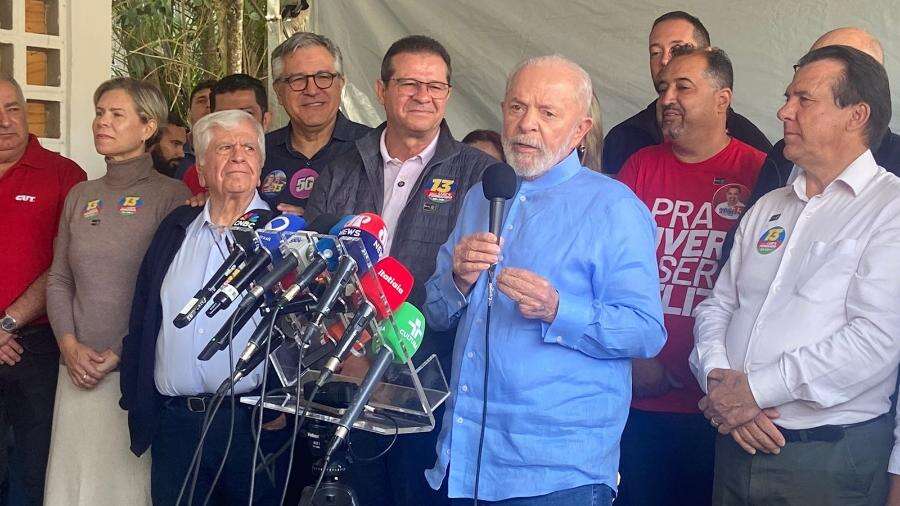 'Não podemos deixar o povo decidir desinformado', diz Lula após votar