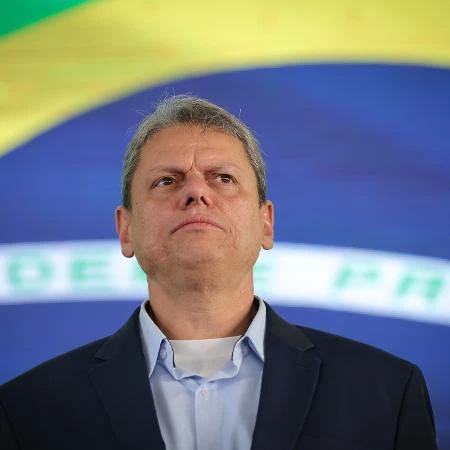 Reação de Tarcísio a tarifaço faz dele alvo da esquerda e do bolsonarismo