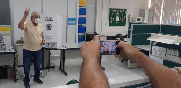 Amazonino Mendes provoca aglomeração ao votar em Manaus