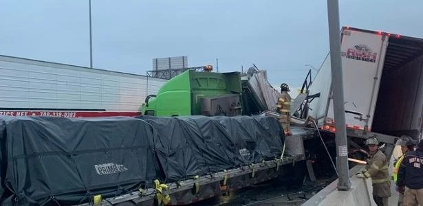 Texas: Engavetamento envolvendo 100 carros carros causa pelo menos 6 mortes
