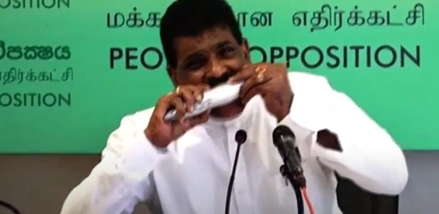 Ex-ministro do Sri Lanka morde peixe cru em coletiva para estimular consumo