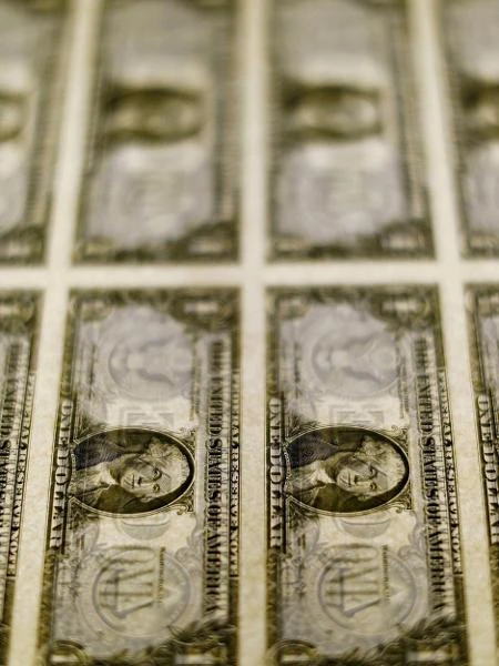 Dólar recua com expectativa por dados de inflação dos EUA e falas de Haddad