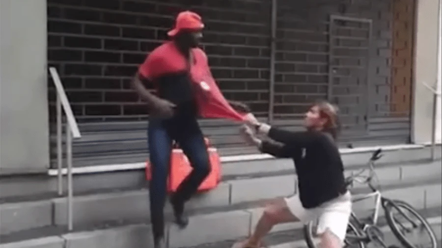 Ex-atleta que atacou entregador com coleira é condenada por racismo